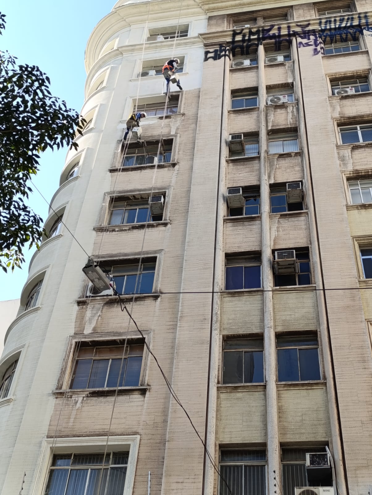 Muro residencial antes da limpeza