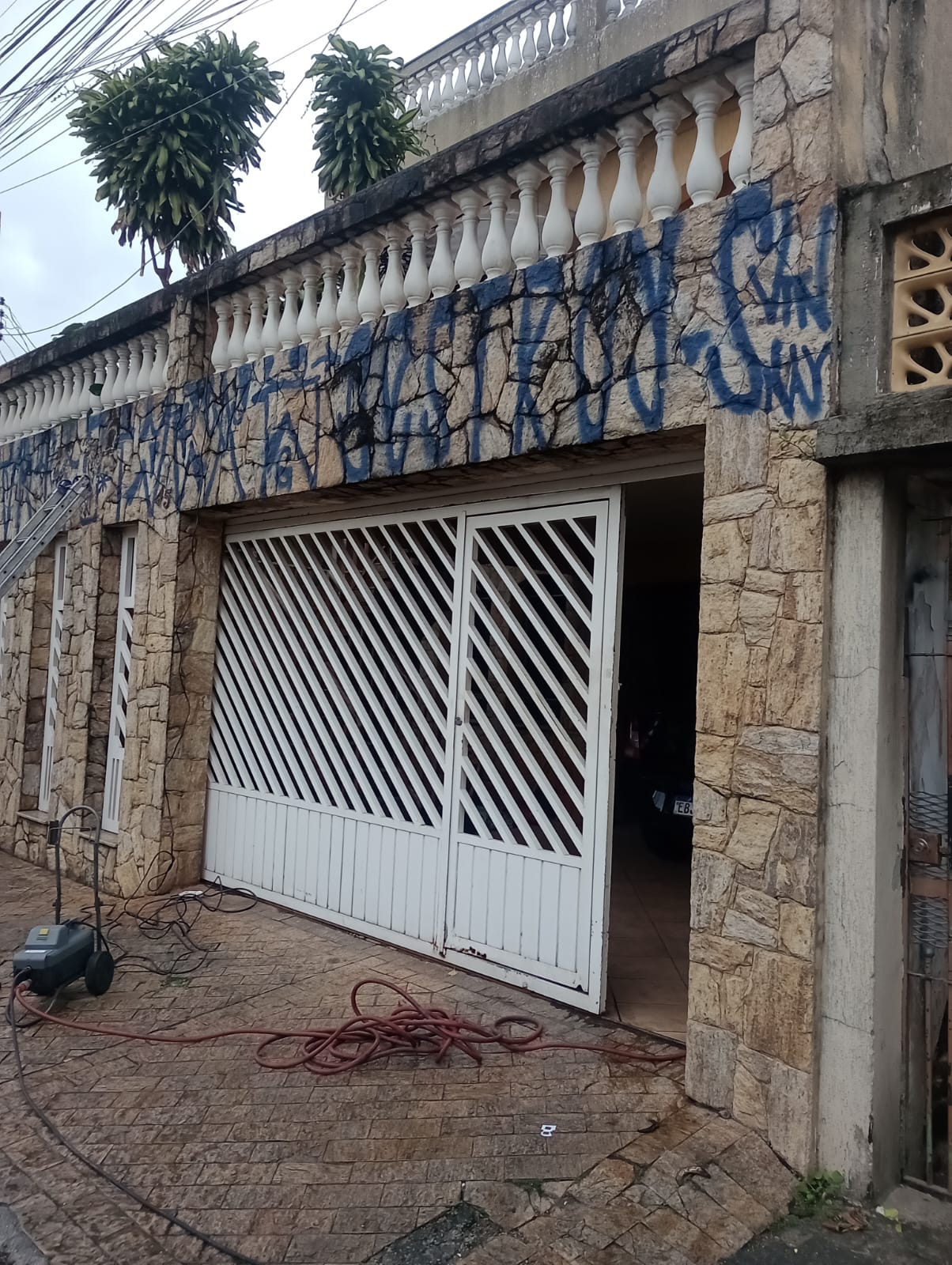 Muro residencial antes da limpeza